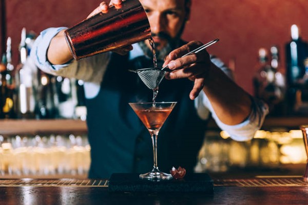 What Is a Mixologist?