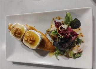 The History of Tapas: A Taste of Spanish Culture Tosta de Queso de Cabra